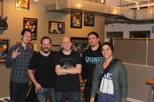 Foto: Miembros de Trivium &amp; Dream Theater en la oficina de RR